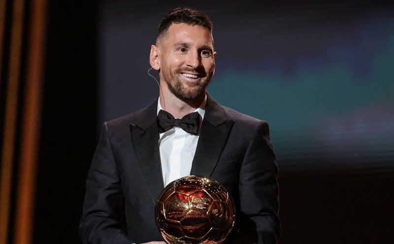 Hình ảnh cầu thủ Messi vui mừng đón nhận giải thưởng quả bóng vàng