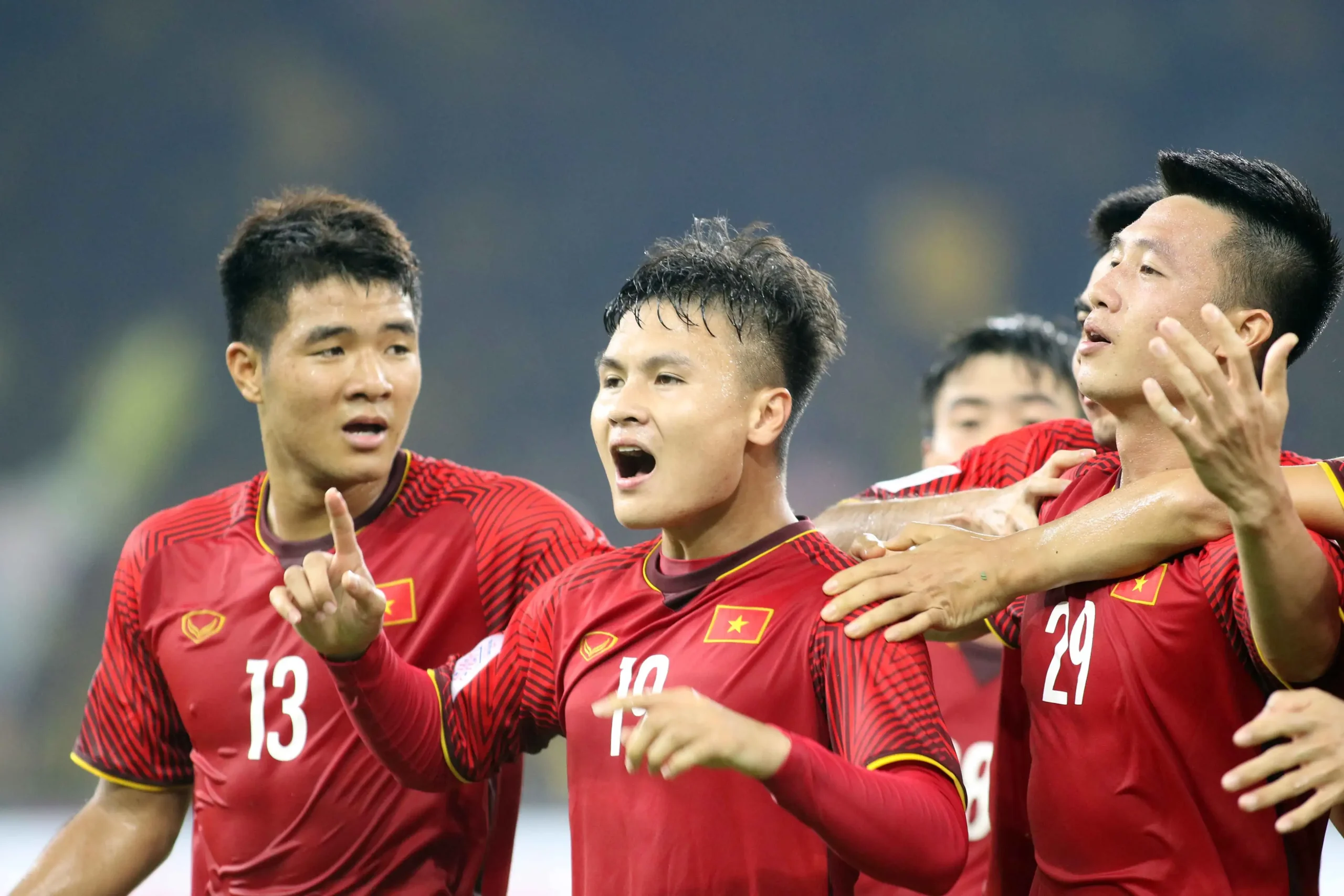 Hình ảnh cầu thủ Quang Hải cùng đồng đội ăn mừng chiến thắng