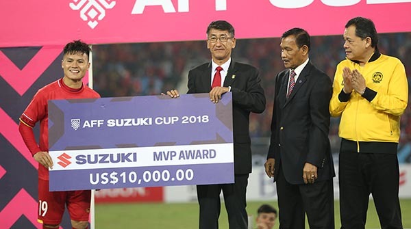 Hình ảnh cầu thủ Quang Hải nhận giải thưởng