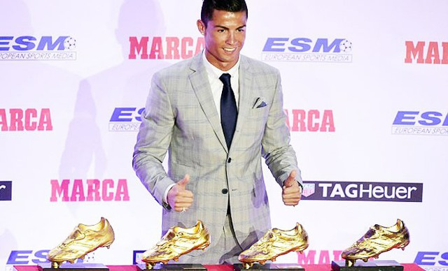 Hình ảnh cầu thủ Ronaldo và những chiếc giày vàng