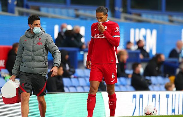 Khoảng khắc Virgil van Dijk rời sân