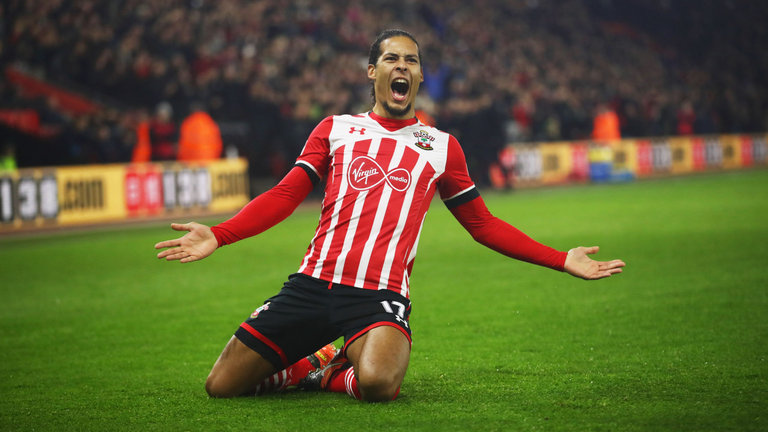 Virgil van Dijk ăn mừng chiến thắng trên sân cỏ