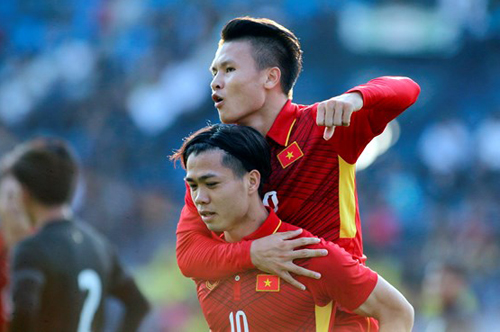 Hình ảnh cầu thủ Quang Hải cùng đồng đội của mình trên sân cỏ