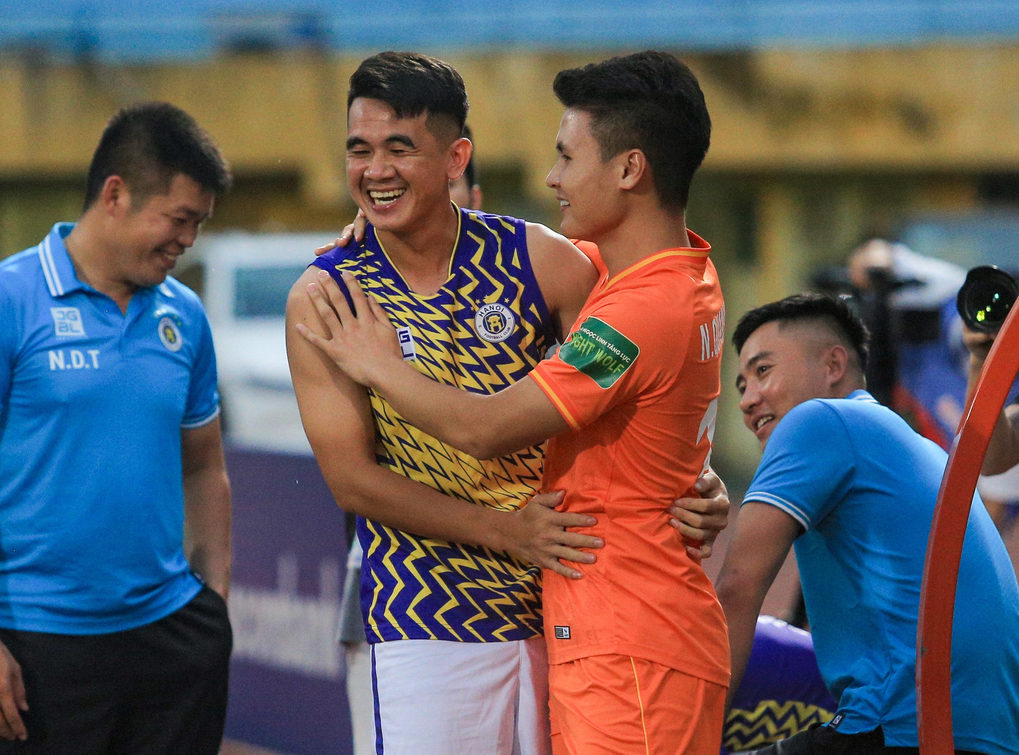 Hình ảnh cầu thủ Quang Hải vui vẻ cùng các đồng đội