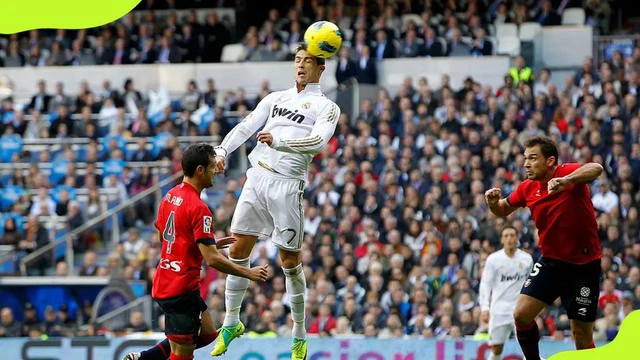 Hình ảnh cầu thủ Ronaldo với khả năng bật cao vô cùng ấn tượng