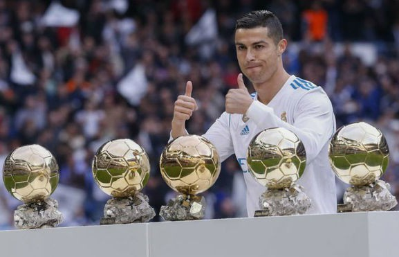 Hình ảnh cầu thủ Ronaldo và danh hiệu quả bóng vàng